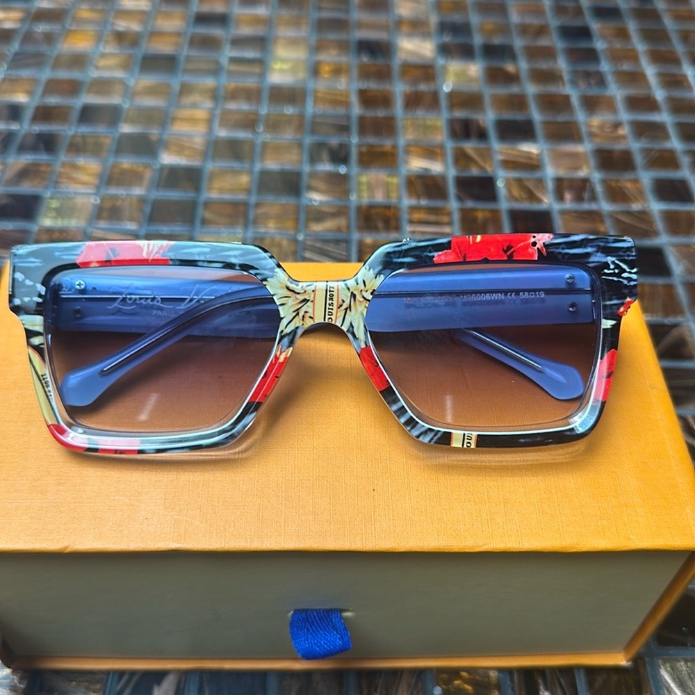 Floral Square Sunglasses - Black and Red
